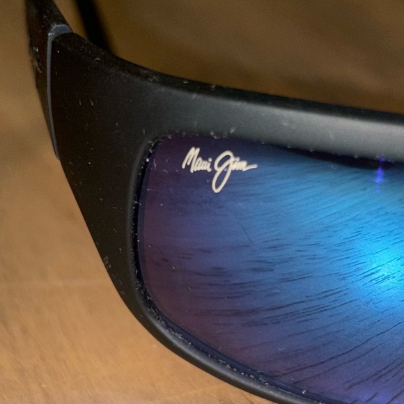 Maui Jim Black Sunglasses - Picture 4 of 9
